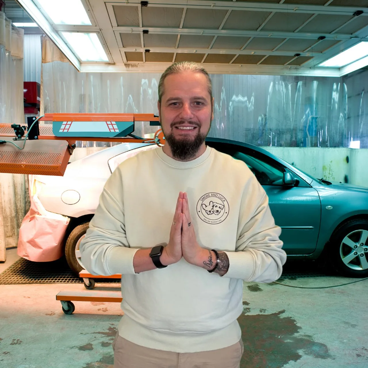 Christoph Brinke, Geschäftsführer der Smoke and Luck GmbH, in einem Kfz-Betrieb